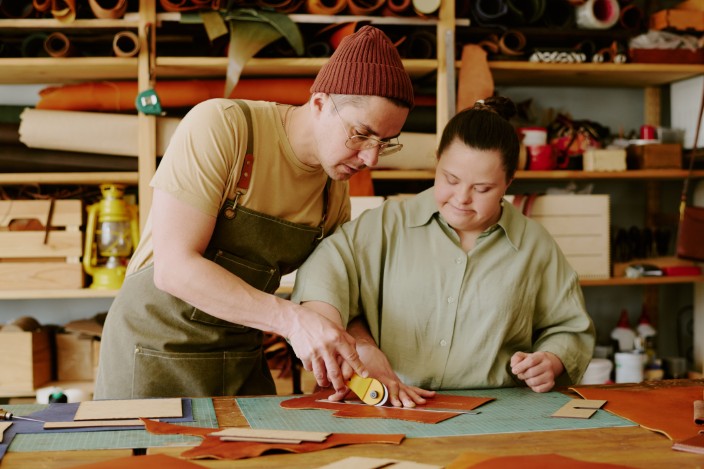 atelier workers helping each other